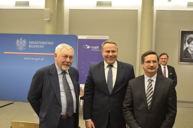 Bydgoszcz znalazała się w gronie 12 miast, które zdobyły najwyższe dofinansowanie. Na zdjęciu prezydenci Krakowa - Jacek Majchrowski, Bydgoszczy - Rafał Bruski i Tarnowa, Roman Ciepiela.